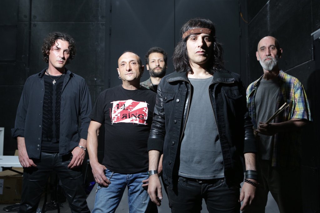 festivalvesos's tweet photo. ¡En estos momentos @thexmusic están dándolo todo en @LaMutant_ !
Y en breve tendremos las actuaciones de @NoMoreKnobs y de @mueveloreina .

¡Estás a tiempo! Vente a @LasNaves para disfrutar de buena música.

#FestivalVESOS2018 #VESOS2018 #Musica 

Fotografías: @reaktiu https://t.co/CzR1dDDXL1