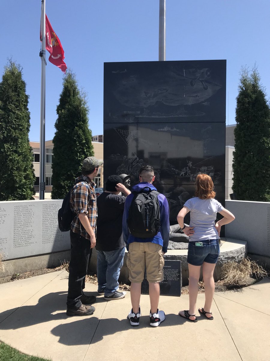 sherrie_01's tweet photo. Took my USHistory class to visit the Veteran’s Memorial! We found a few people that we know ! https://t.co/y2iMdazv4s