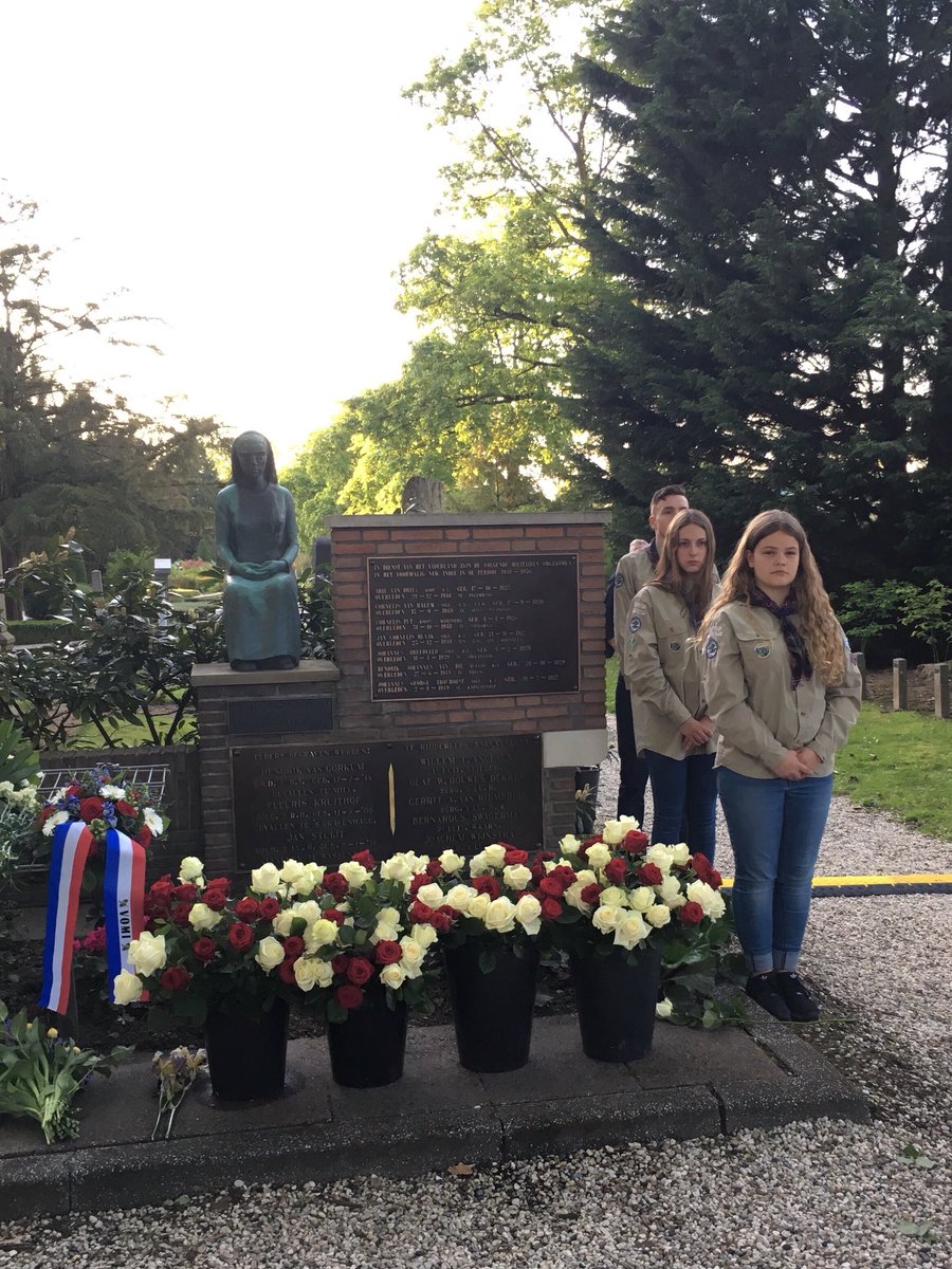ScoutingStJoris's tweet photo. Onze leden hebben vanavond weer meegelopen in de Stille Tocht en een mooie bijdrage geleverd aan de 4 mei herdenking in Ridderkerk. #dodenherdenking2018 #ridderkerk #ridderkerk #scouts https://t.co/0EINppCYve