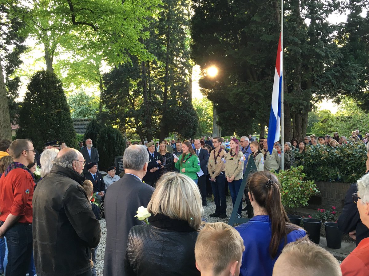 ScoutingStJoris's tweet photo. Onze leden hebben vanavond weer meegelopen in de Stille Tocht en een mooie bijdrage geleverd aan de 4 mei herdenking in Ridderkerk. #dodenherdenking2018 #ridderkerk #ridderkerk #scouts https://t.co/0EINppCYve