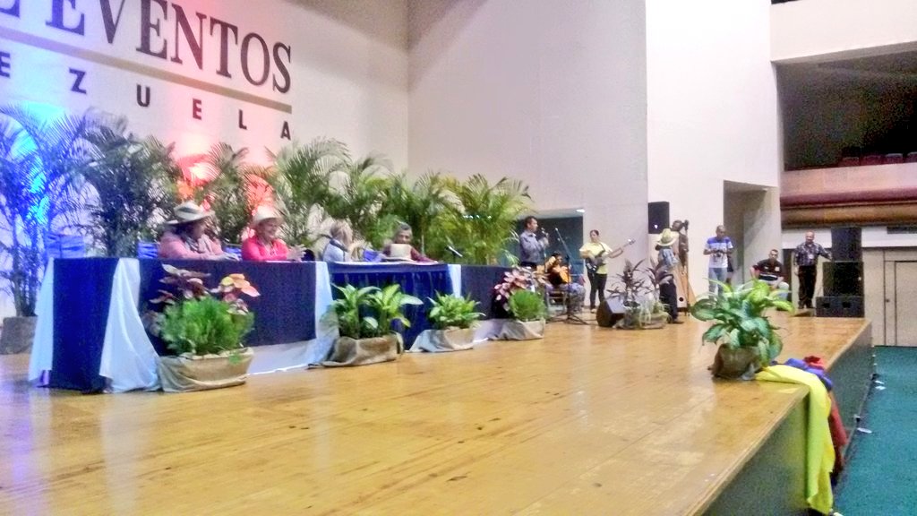 Ibarrarafael600's tweet photo. Por una Calidad Educativa en todo el Estado #Zulia Directores de Nuestras Instituciones presente en el encuentro con Nuestro Ministro @JauaMiranda @MPPEDUCACION Nuestros Viceministros @eugeniapinero y Nuestra Autoridad Unica en Educ.  @DamelisChavez @OmarPrietoGob @nicolasmaduro https://t.co/fHTmOLf0XL
