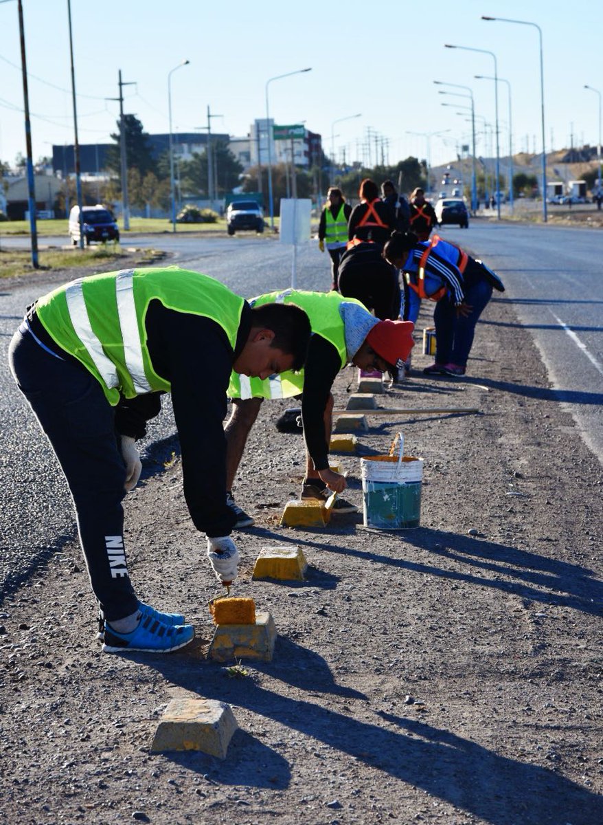 TWMunicipalidad's tweet photo. #AhoraTrelew Continúan los trabajos de pintura de cordón cuneta en Av. La Plata #AgrupacionesActivas https://t.co/9UqIQ6pjwj