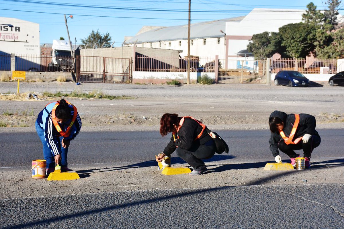 TWMunicipalidad's tweet photo. #AhoraTrelew Continúan los trabajos de pintura de cordón cuneta en Av. La Plata #AgrupacionesActivas https://t.co/9UqIQ6pjwj