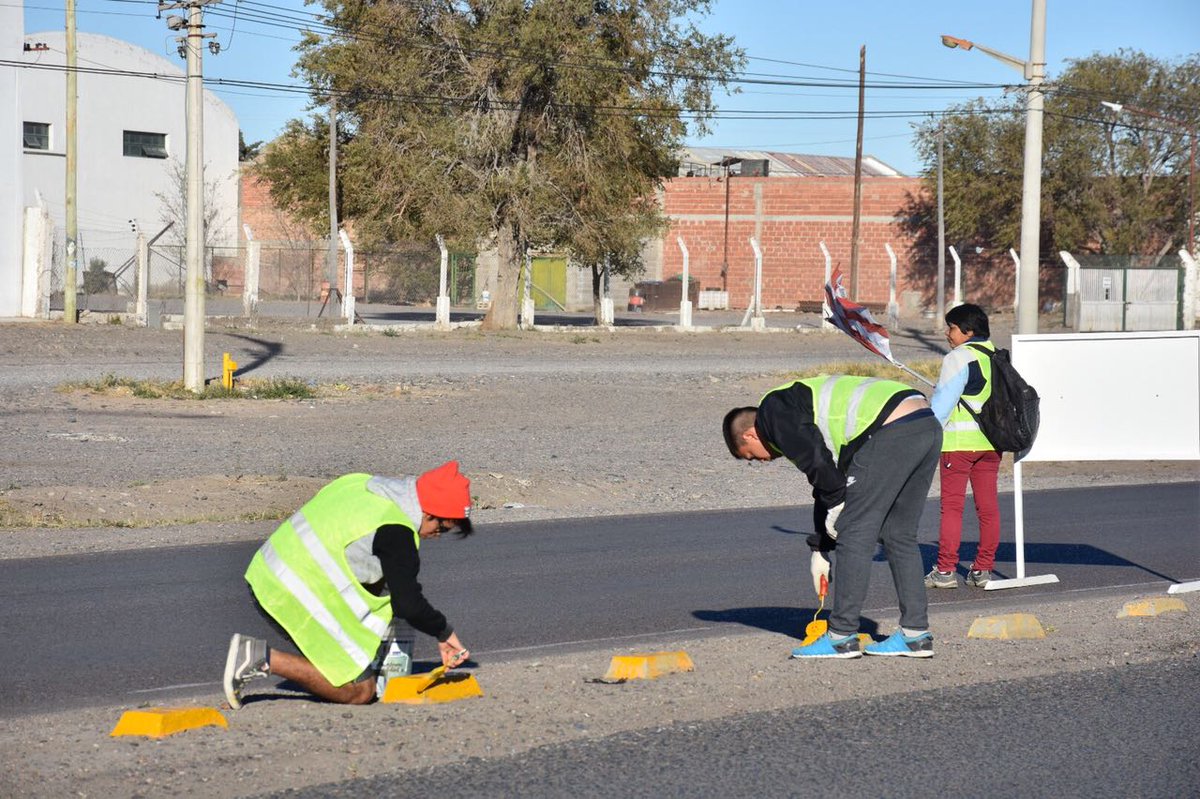 TWMunicipalidad's tweet photo. #AhoraTrelew Continúan los trabajos de pintura de cordón cuneta en Av. La Plata #AgrupacionesActivas https://t.co/9UqIQ6pjwj