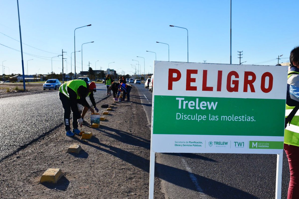 TWMunicipalidad's tweet photo. #AhoraTrelew Continúan los trabajos de pintura de cordón cuneta en Av. La Plata #AgrupacionesActivas https://t.co/9UqIQ6pjwj