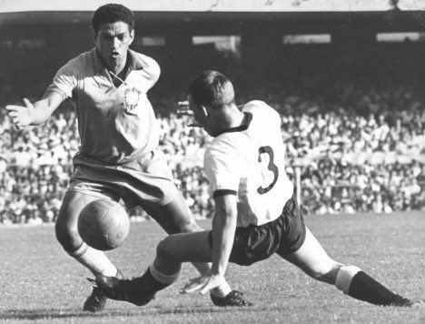 OldFootball11's tweet photo. #Brazil 2-0 #WestGermany at stadium #Maracanã in 1965.
#Garrincha
#BRAGER #BrazilGermany https://t.co/cz4HW5SSmW
