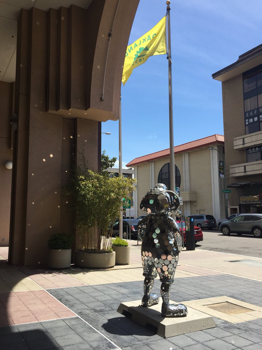yourfriendkehau's tweet image. saw this incredible sculpture in oakland’s chinatown. it’s like a disco ball rat ✨✨
 
i 💛 public art!

#stomperinthetown
art by: erin colcord