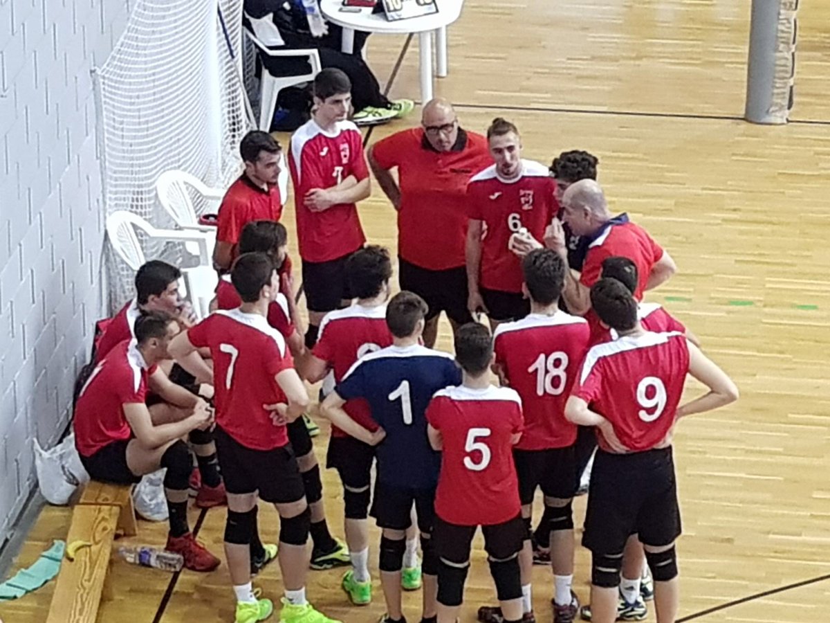 cvxativa's tweet photo. Los juveniles del @cvxativa jueguen un partidazo contra el #Cieza y sucumben 2-3 en un quinto set de infarto.Ha sido un partido impresionante y estamos muy orgullosos. Mañana hay que seguir trabajando duro! 😘🏐❤️ #FamilyCASH #GEANCAR #XàtivaTurisme #voleibol #CEJM2018 https://t.co/rOj0rx4m5f