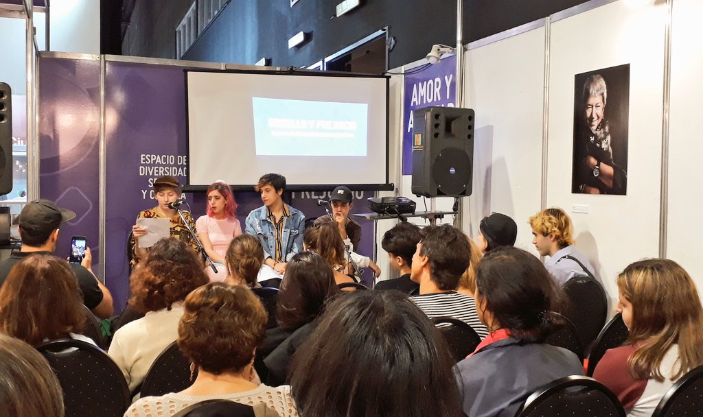 ferialibro_ba's tweet photo. Ahora en el Espacio de Diversidad #OrgulloyPrejuicio: Ahora vas a ser una de nosotras. Recital de poesía joven. Participan: Antonia Kon, Milagros Pérez Morales, Guido Sanz y Santito. Presenta: Mariano López Seoane. #FILBuenosAires https://t.co/5Ob3BQUx9Y