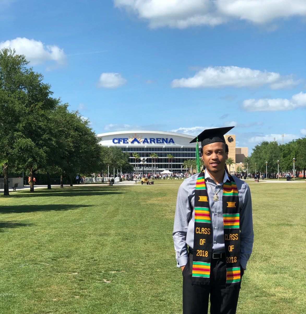JarryAkeem's tweet image. If you would of told me 4 years ago that I️ would be a college graduate and started my career by the age of 22 I️ would of laughed at you 💯 #1MoreDay #UCF18 #Blessed