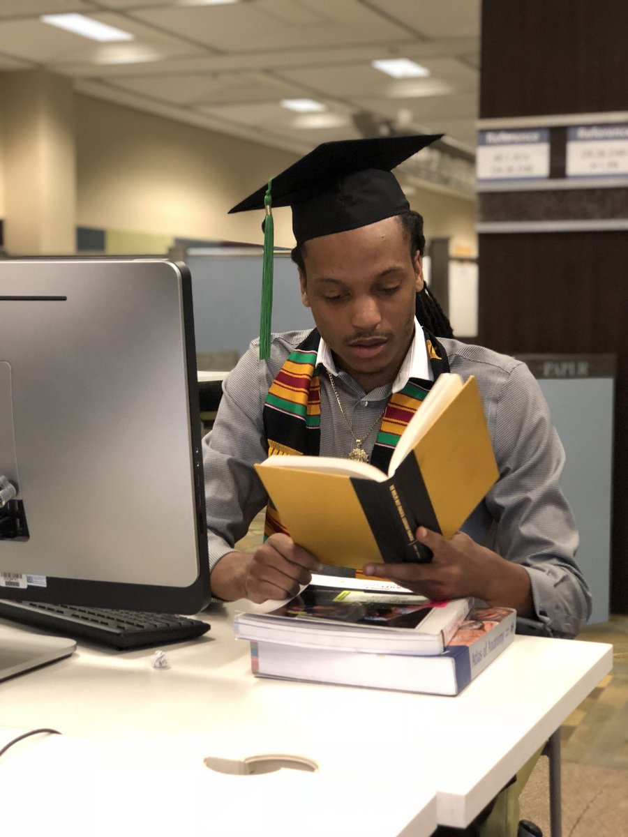 JarryAkeem's tweet image. If you would of told me 4 years ago that I️ would be a college graduate and started my career by the age of 22 I️ would of laughed at you 💯 #1MoreDay #UCF18 #Blessed