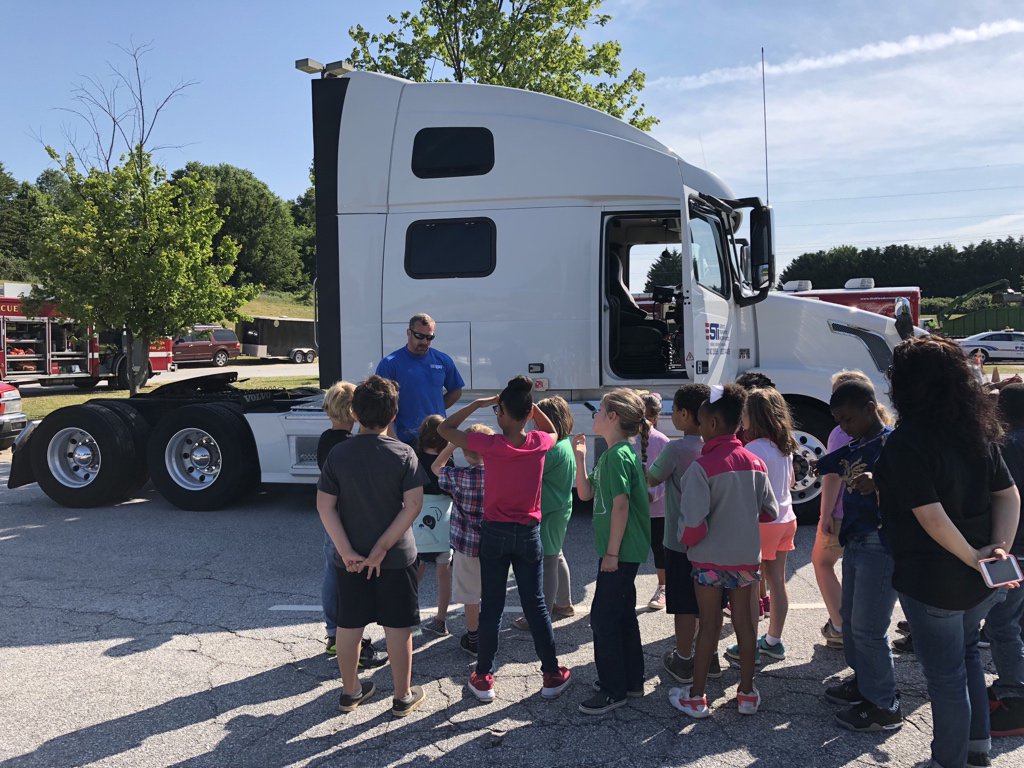 HamiltonParks17's tweet photo. Careers on Wheels was a blast! Thank you to all the friends that “rolled in” to help our 2nd graders learn today! #MESexplore https://t.co/bmdrgbXxB6