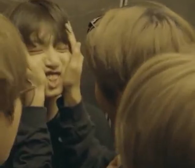 Bağış için 25 mayısa kadar süre olmasına rağmen sadece birkaç saat içinde sınıra kadar gelmiş olmamız bu muazzam manzara karşısında ağlamamak için kendimi zor tutuyorum hepinizi mıncırasım var  <a href="/BTS_twt/">방탄소년단</a> #RoarForChange