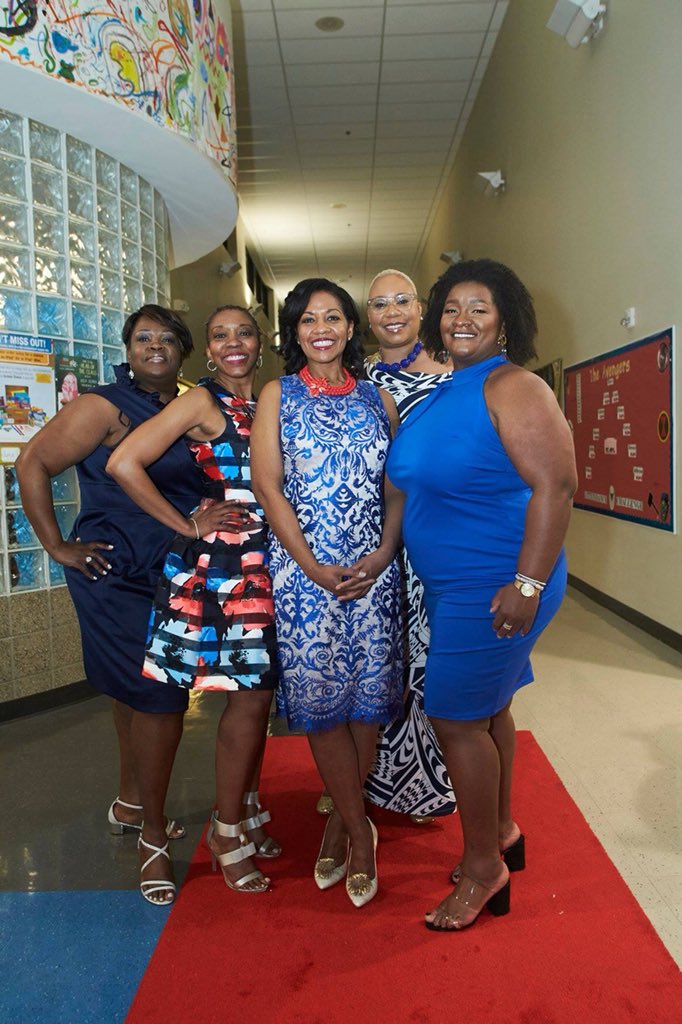 CoachNicole_KC's tweet photo. It’s been two weeks since the @AlumniSupport Blue Ribbon/Red Carpet Gala and I am still smiling!  Had an amazing time—thankful for these lovely ladies! #RiseTribe #sisterssupport https://t.co/9e8SCQsWsM