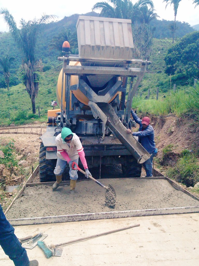 TROPACORSOBAIN's tweet photo. El Gobierno Regional Liderizado por el Ing. Argenis Chavez, Ejecuta obras a través de "CORSOBAIN", contribuyendo con el Desarrollo del estado Barinas, continua los trabajos de Vialidad Agrícola "Construcción de Pavimento Rígido", en la Parroquia Calderas del Municipio Bolívar. https://t.co/9ENKqjRHO0