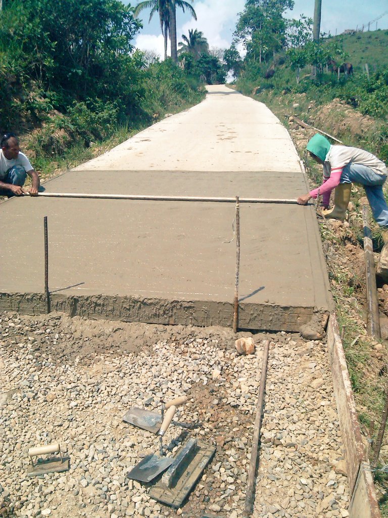 TROPACORSOBAIN's tweet photo. El Gobierno Regional Liderizado por el Ing. Argenis Chavez, Ejecuta obras a través de "CORSOBAIN", contribuyendo con el Desarrollo del estado Barinas, continua los trabajos de Vialidad Agrícola "Construcción de Pavimento Rígido", en la Parroquia Calderas del Municipio Bolívar. https://t.co/9ENKqjRHO0
