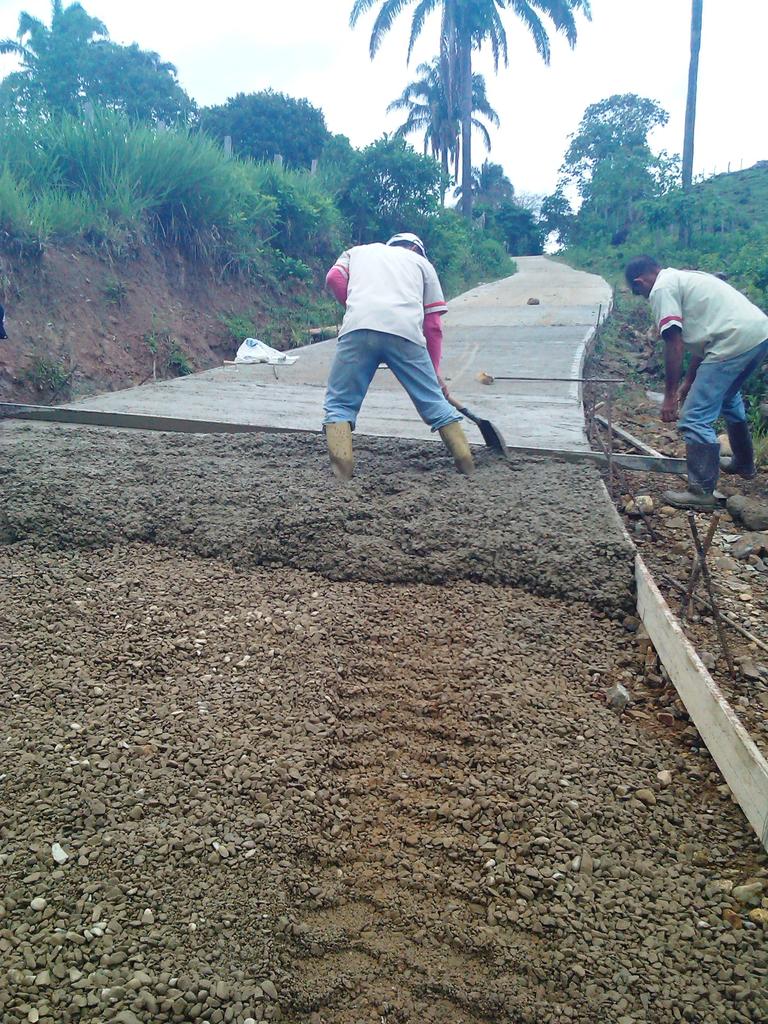 TROPACORSOBAIN's tweet photo. El Gobierno Regional Liderizado por el Ing. Argenis Chavez, Ejecuta obras a través de "CORSOBAIN", contribuyendo con el Desarrollo del estado Barinas, continua los trabajos de Vialidad Agrícola "Construcción de Pavimento Rígido", en la Parroquia Calderas del Municipio Bolívar. https://t.co/9ENKqjRHO0