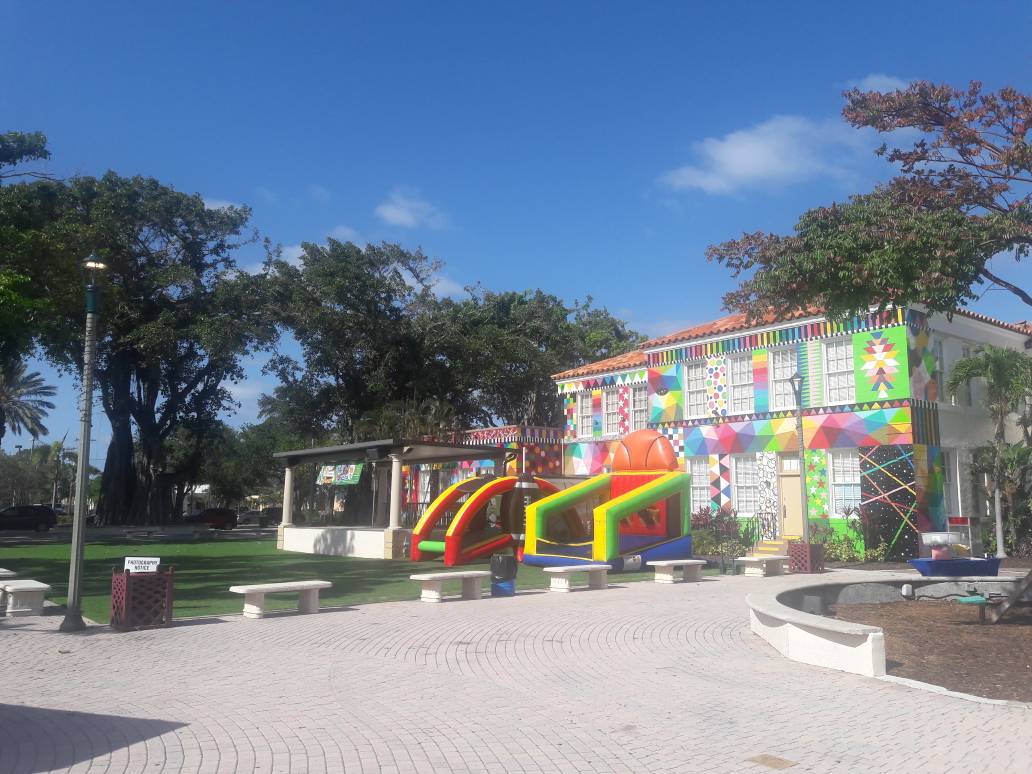 LakeWorthBchPBC's tweet photo. Staff are getting the #LakeWorth Cultural Plaza ready to show TROLLS tonight for Screen on the Green, starting at 6:30 come join the fun. #LDubLife https://t.co/P1jIguU0dG
