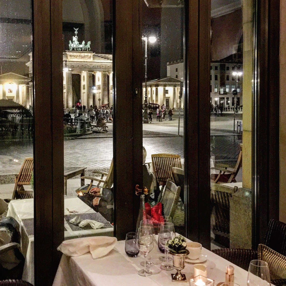 JRZViatges's tweet photo. #vista de la #porta de #brandenburg des del #restaurant #lecarre del #hotel #adlon #kempinsky de #berlin #alemanya #brandenburgertor #deutschland #adlonkempinski #zaballosworld #blauklar https://t.co/CzDEUjQhk9