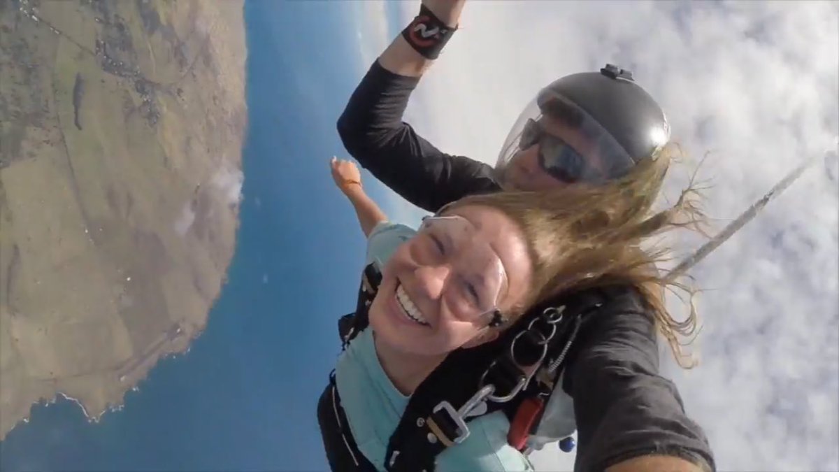 bwilkins7's tweet photo. Reminiscing on that one time I went skydiving in Hawaii because sometimes finals make you want to jump without the parachute 🤔 https://t.co/QUkGkLaAIH