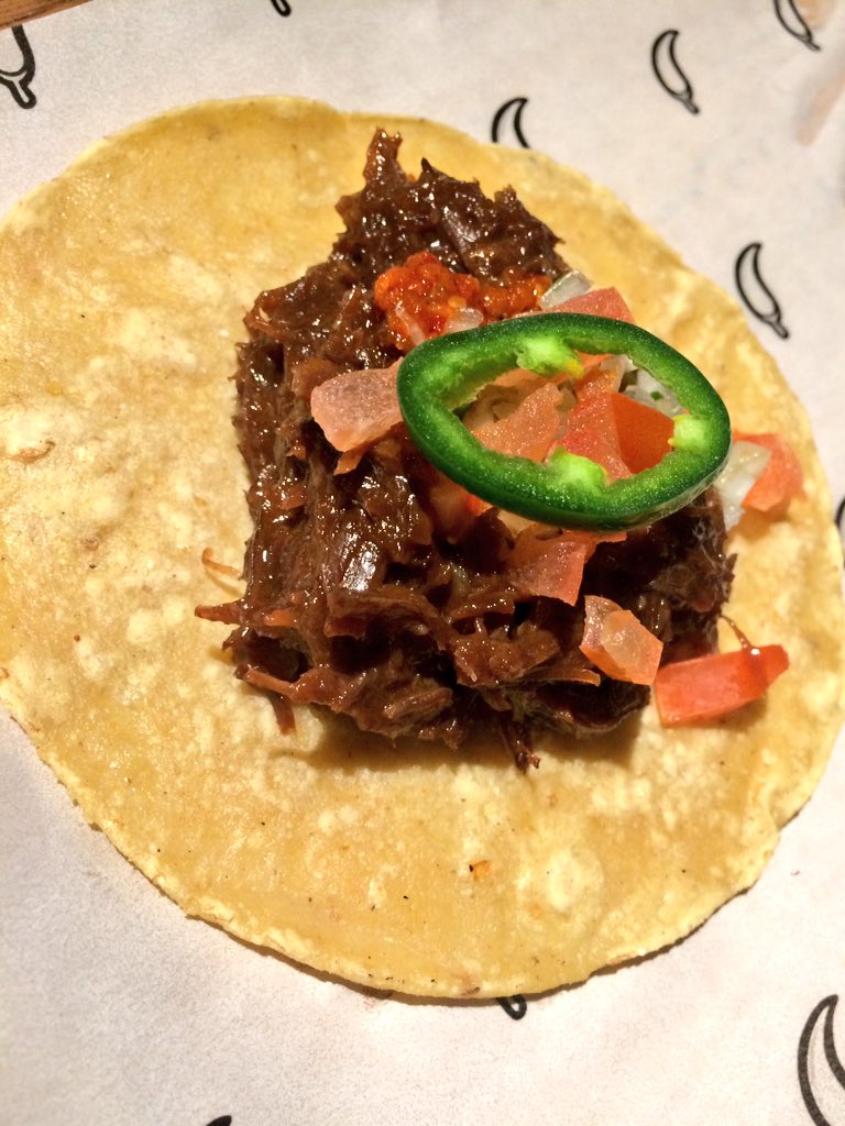patrilladas's tweet photo. Auténtica cocina (y bebida) mejicana en @maweytacobar en el centro de #Madrid. Y además, acompaña el ambiente, la sala y el precio. ¡Viva México! @conmuchagula #MadridMola https://t.co/ux2xyDPaiN