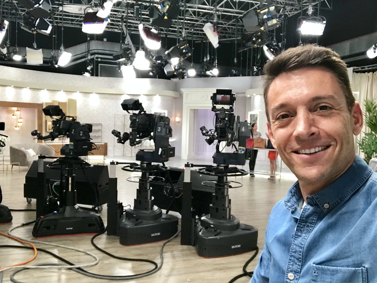 stephanejobert's tweet photo. On vient de terminer les repetitions pour mon 1er direct @QVCFrance Rdv dimanche à 17h 😉 #QVC @QVC https://t.co/yPNUsx7DlU