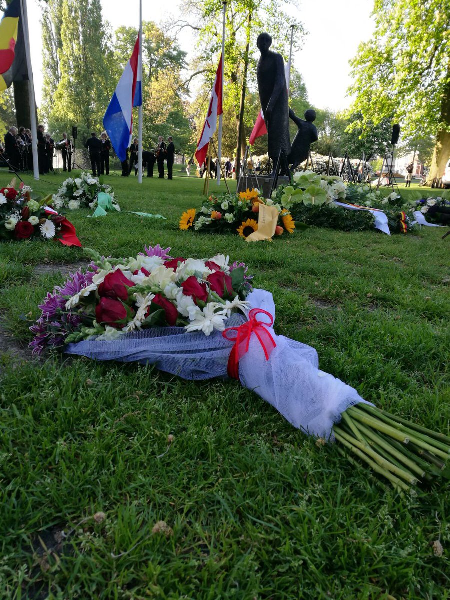 Met onze vrijwilligers en leerlingen onze krans gelegd bij #dodenherdenking #Breda en #Eindhoven. #4mei #2minutenstil
#vrijheid #vrijheidgeefjedoor #respect #stilte