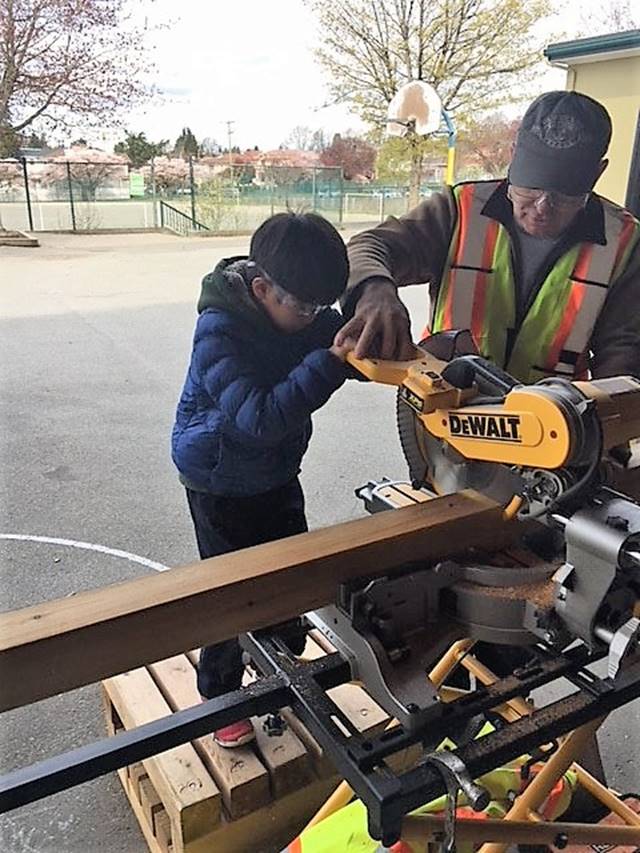 vsbcareered's tweet image. It's all about teamwork! Building garden boxes @VSB39 Van Horne Elementary.  Thx Mr. Evans @TupperTech for the guidance.  #safetyfirst #startthemearly #vsblearns