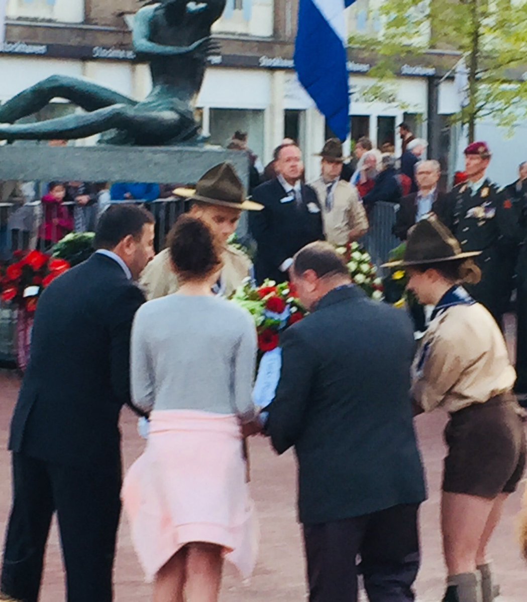 TOVArnhem's tweet photo. Voorzitter Zeyrek bij het oorlogsmonument in Arnhem namens het Turks Platform Arnhem tijdens de #Dodenherdenking https://t.co/MYKdjbeNbk