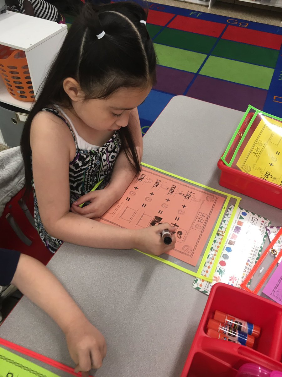 kellyaoconnell's tweet photo. This is how our dedicated teacher @lisammarkley implements multi-sensory strategies to teach reading! PLC comes to life! #noworksheetshere #marsstars #handson @IMSEOG @LeslieA_Ellis @jackielgoldsmih @DNPeake https://t.co/8odX4ey4p5