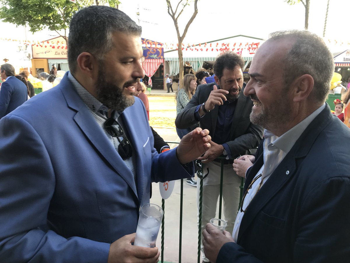 CsDosHermanas's tweet photo. Hoy hemos disfrutado de la #feria de #doshermanas en nuestro afterwork ciudadano, gran #equiponaranja 🍊🍊🍊 https://t.co/QqCloNoctH