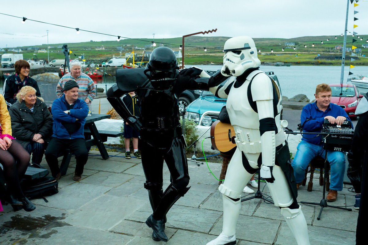 Failte_Ireland's tweet photo. Closing the first evening of the #MayThe4thBeWithYou festival in Kerry with a bit of dancing #StarWarsDay #ceile https://t.co/Mkeb8ktcgl https://t.co/hSYAclKyWq