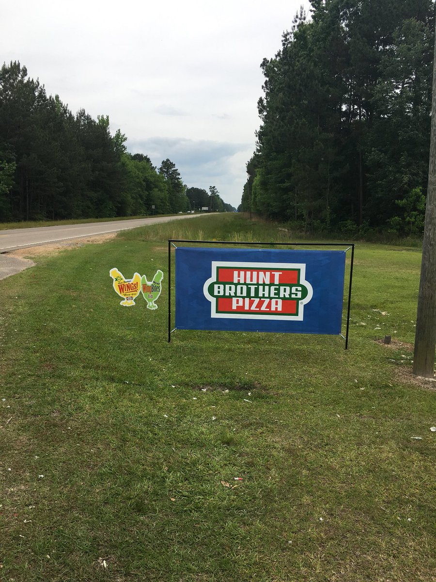 ResterSean31's tweet photo. @chuckharrisRTR Has done it again with another #BannerBoss at Stateline Discount Food Mart!!! Looks great Chuck! @TBHCDelivers https://t.co/6dL0E1nlHd