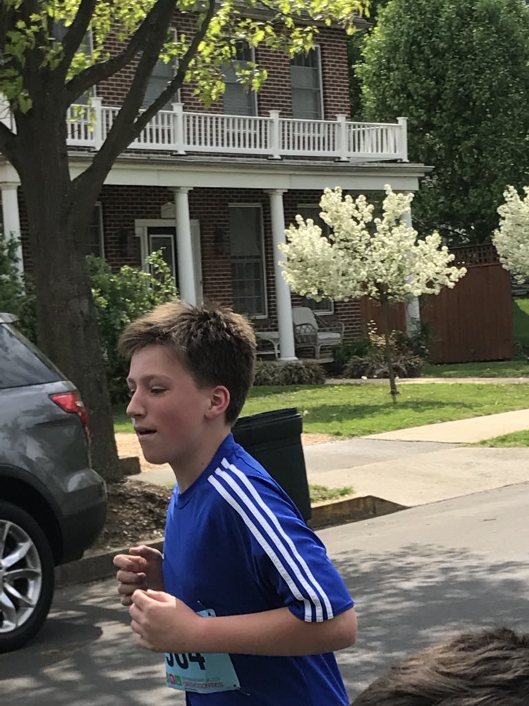 AndrewsShellyVA's tweet image. So beautiful to watch 1,000+ kiddos run past scenery and a school like this! I love my town!