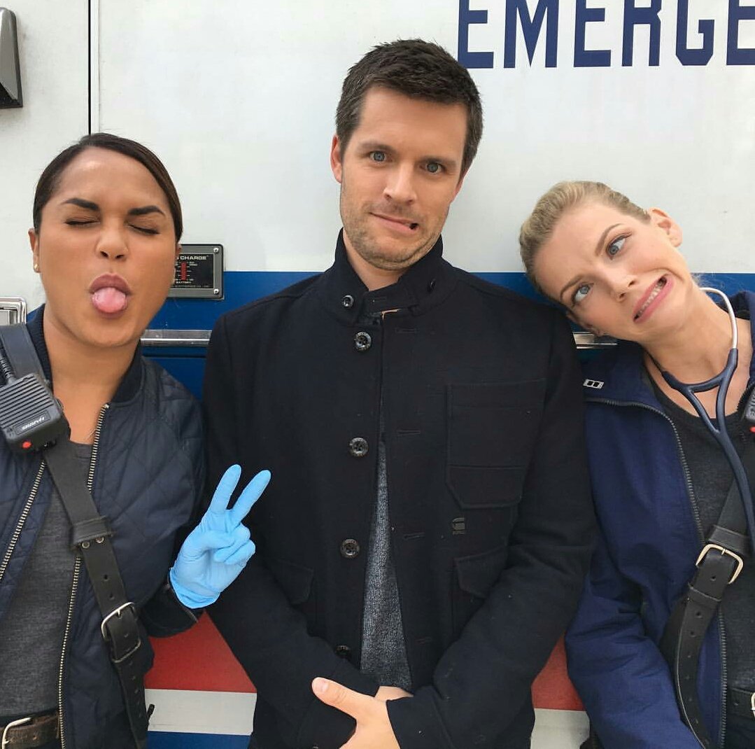 Bouchareb05's tweet photo. Dorks on set. 💛😉 #Season6 #Episode5 #DevilsBargain #BTS #GabbyDawson #SylvieBrett #Dawsett #DrPeteCalhoun https://t.co/F5b1rizSjJ