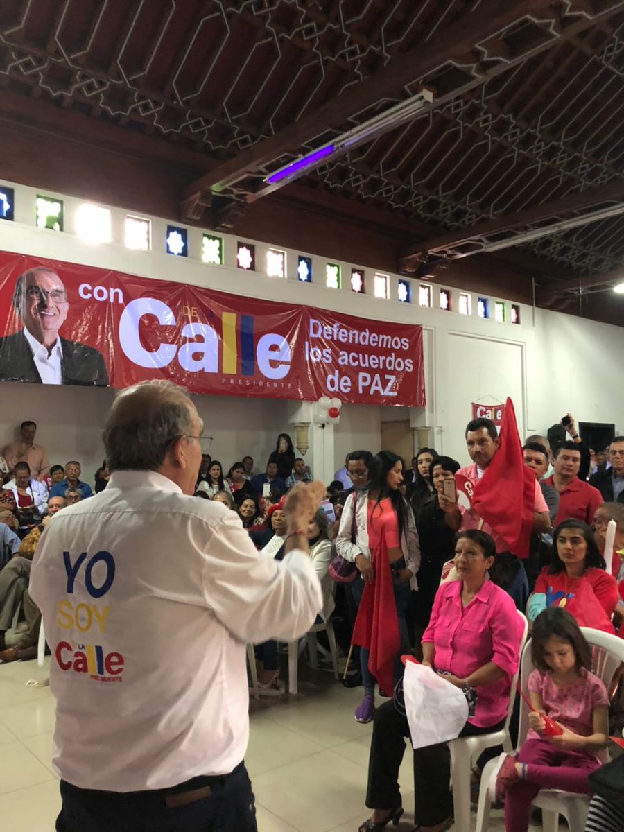 DeLaCalleHum's tweet photo. Quienes no han vivido la guerra y viven en las capitales, son los mismos que piden que se revise el Acuerdo sin importar las posibles consecuencias en aquellas zonas donde la violencia reinó durante más de 50 años. #YoVotoDeLaCalle https://t.co/kEYNZ6xUqR