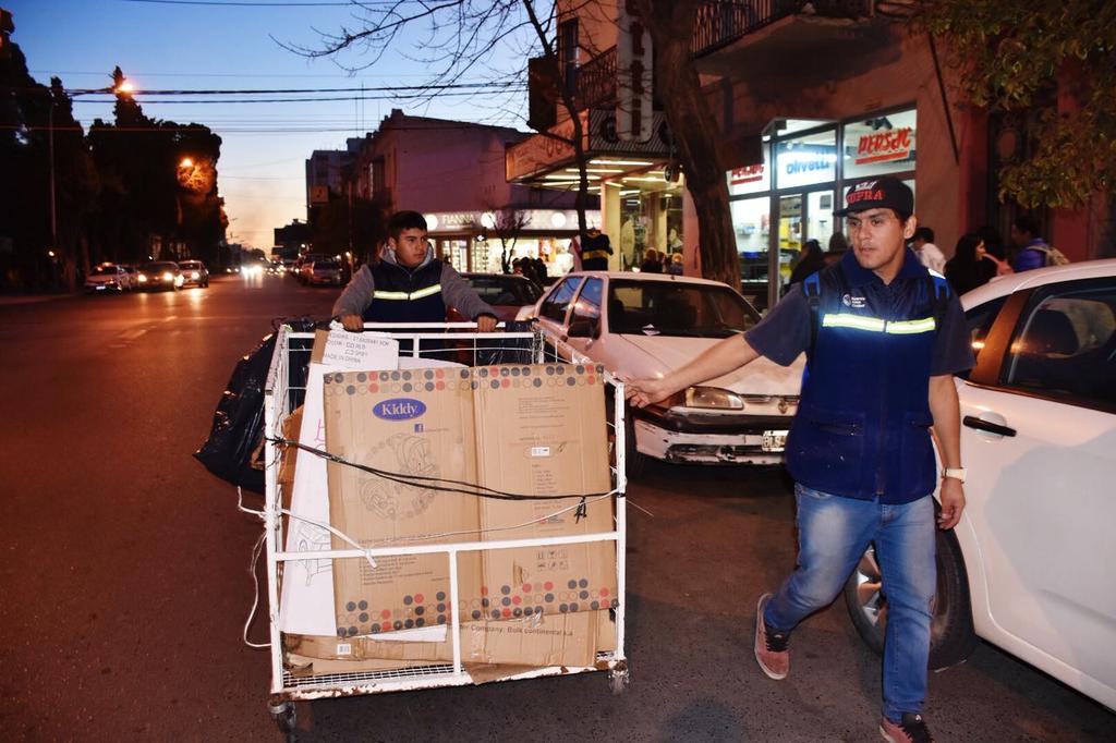 TWMunicipalidad's tweet photo. #AhoraTrelew Recuperadores urbanos en zona céntrica https://t.co/kzHIaUonLw