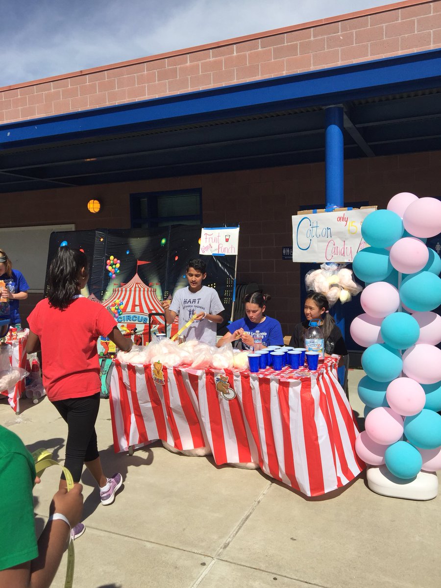 HartHuskies's tweet photo. Beautiful day for the Hart Spring Carnival @PrincipalAtHart https://t.co/XZEFX0Qk6E