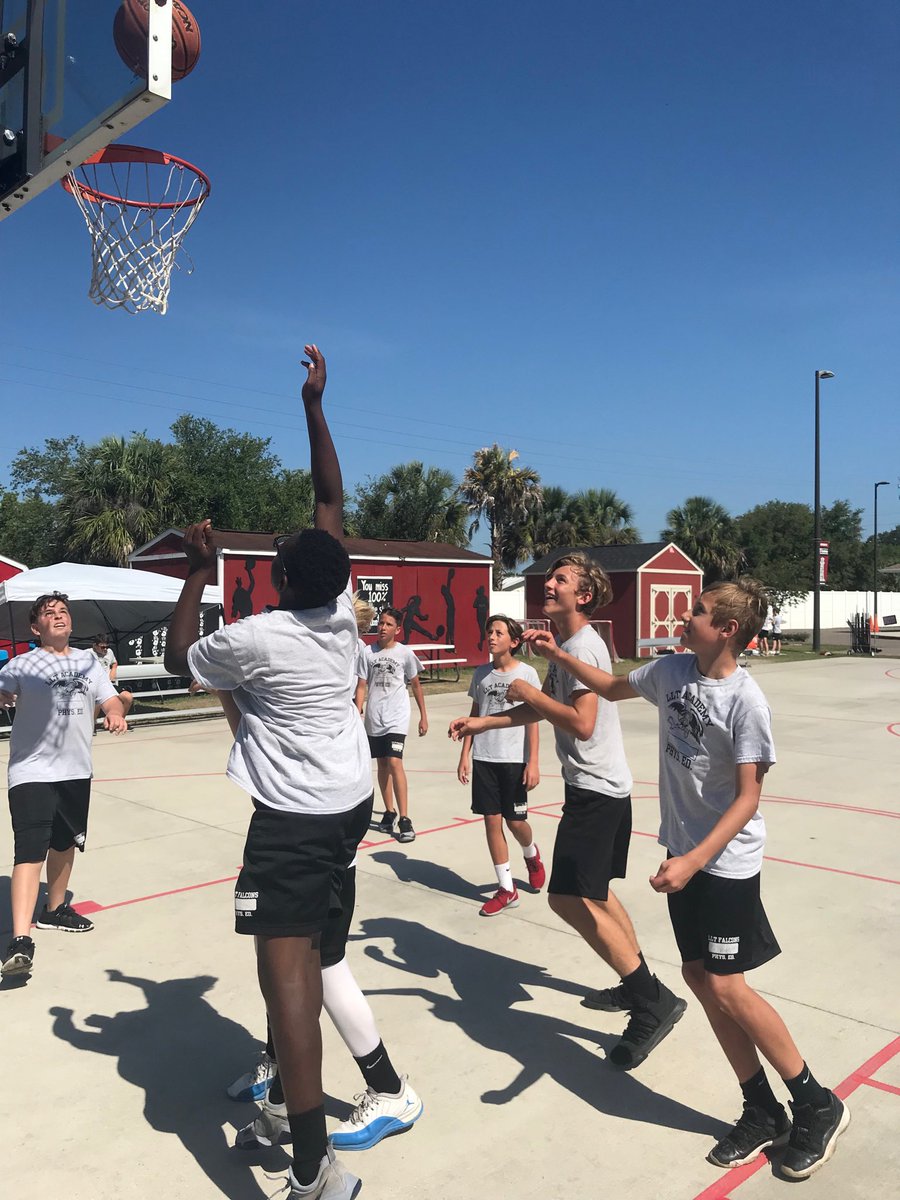 Coach_Clemmer's tweet image. LLT PE playing Basketball on Leadership Friday!  #LLTElectives