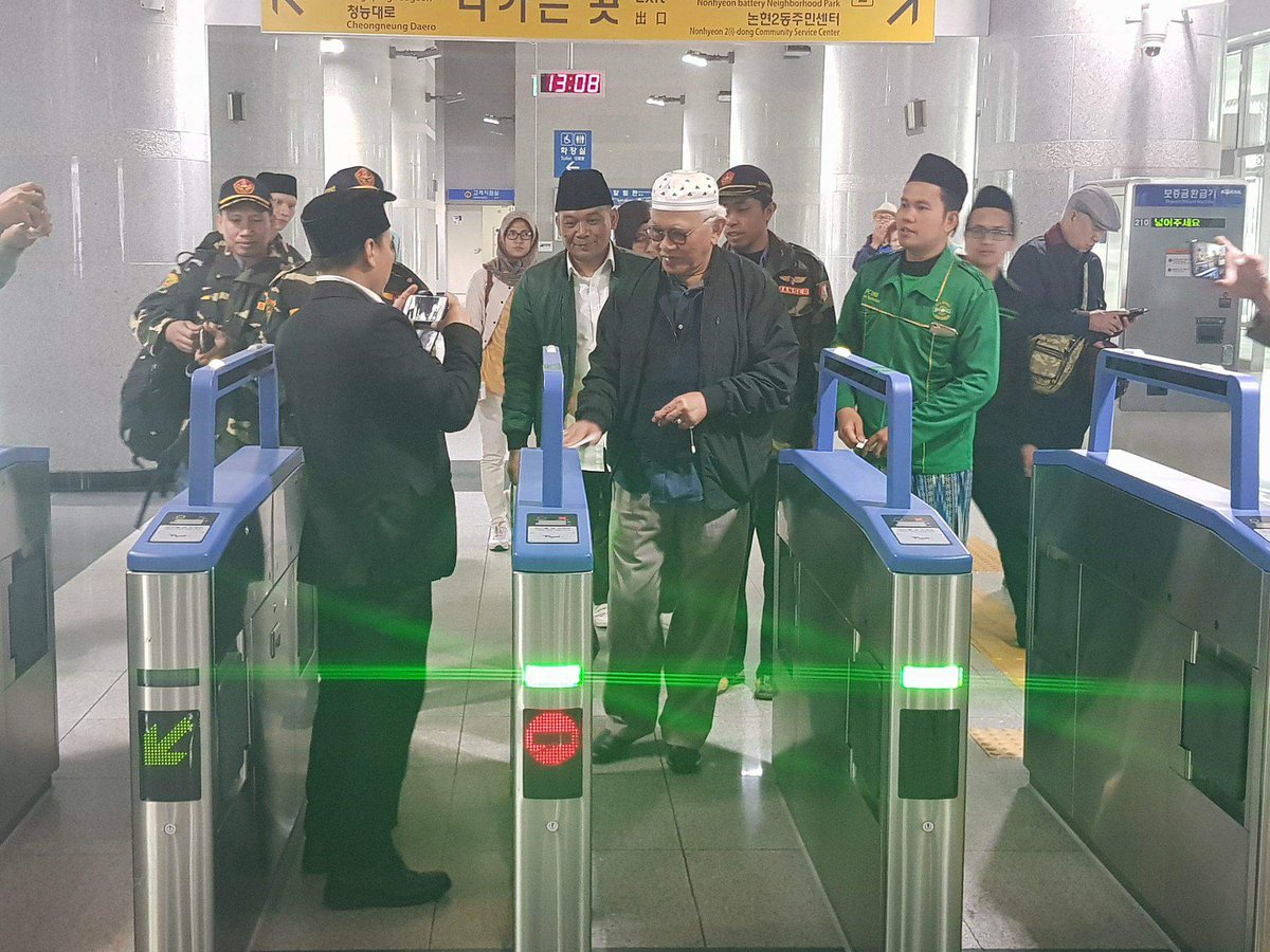 Gus Mus sedang mencobai Kartu Anggota NU (Kartanu) kehormatan Korsel yg bisa dipakai sbg kartu untuk naik kereta. Ini di stasiun Hogupo di Incheon.