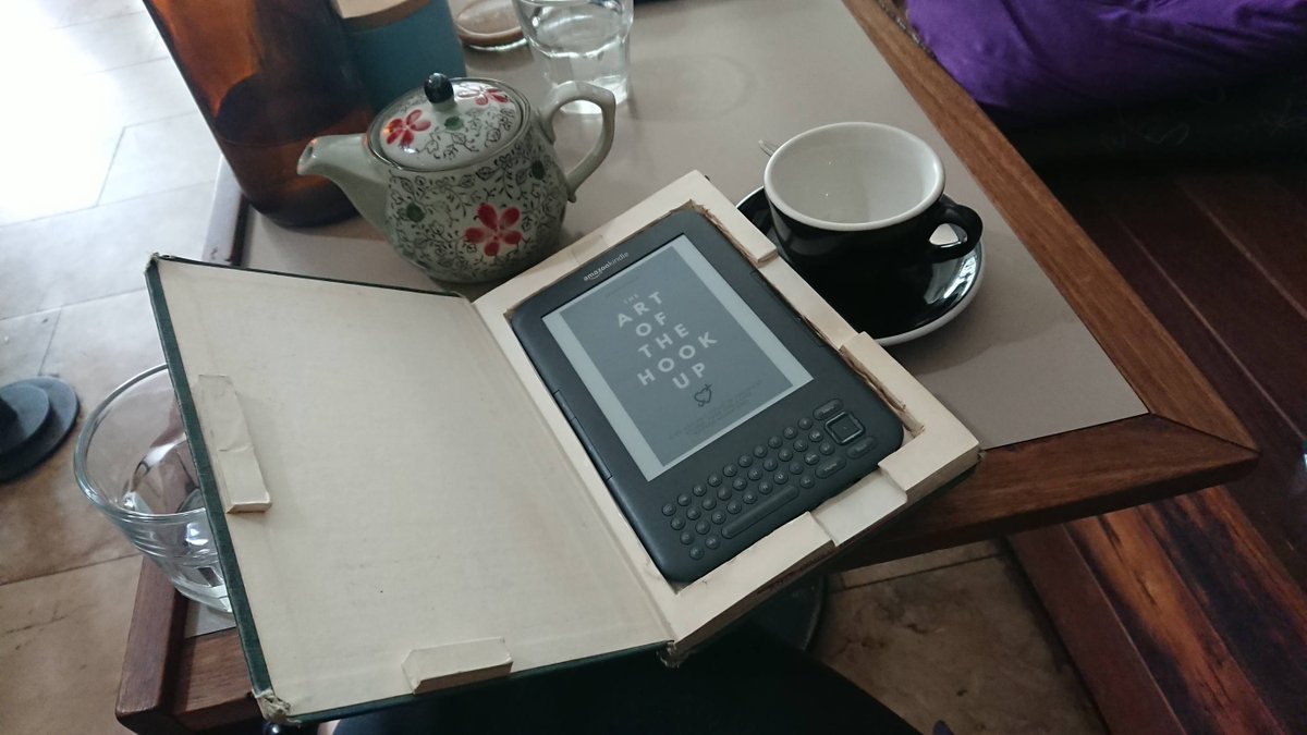 artofthehookup's tweet image. Our good friend is reading the first 50 pages of our book on his #Kindle, but he disguises it inside an old book on science. #incognito #secrettechnology #ebooks