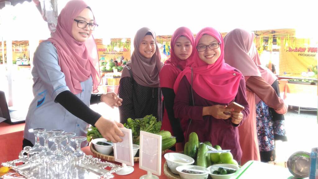 mustahapa's tweet photo. Jom ke program Jimat Belanja Dapur 2018 pada 5-6 Mei 2018 di perkarangan Stadium Darul Aman.
Di sini pun boleh belajar membuat #JusPegaga dan #JusTimun yang sedap giler! Ini boleh jimatkan belanja dapur kita.
Kalau beli dari #AgrobazaarOnline lagi menjimatkan !!!
#JBD2018 https://t.co/c4VGK13PlK