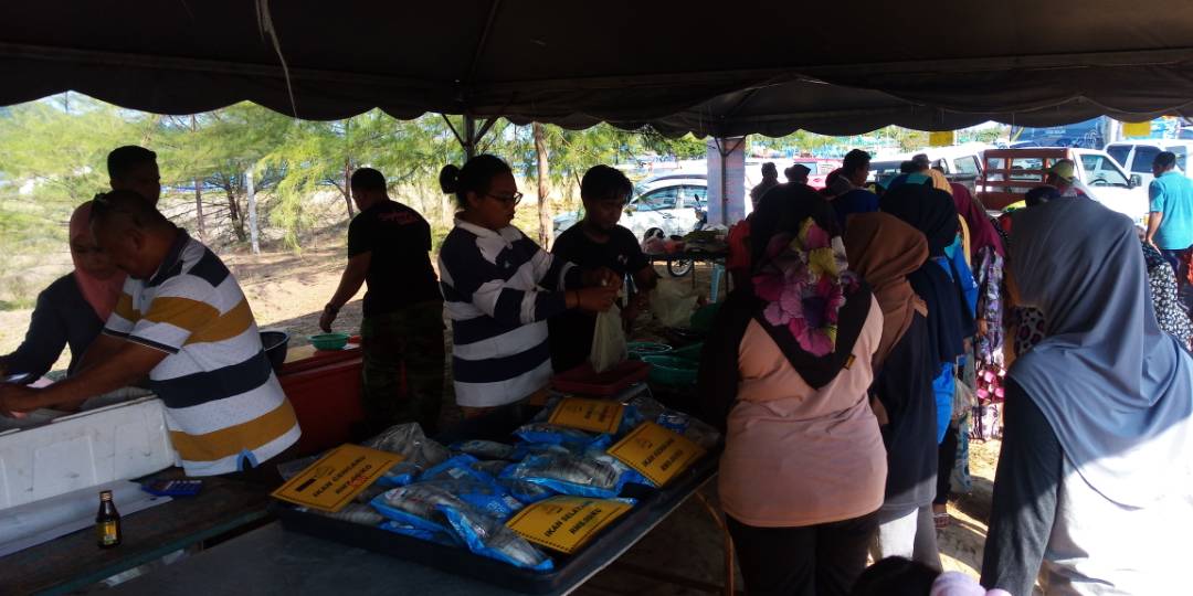 PnkKemaman's tweet photo. 05.05.2018 - Kami berada diPantai Penunjuk, Kijal.Pakat mari belaka!!!
#LKIM
#lkimhq
#LKIMGANU
#qfish
#PJSR https://t.co/FCuakfVw9w