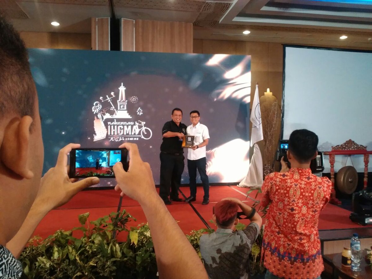 ibl_musicool's tweet photo. SE @MOR4_GM Bpk. @aboed17 pada acara Rakernas "Indonesian Hotel General Manager Association" IHGMA di yogyakarta 🙏 https://t.co/WIR9xa6CWq