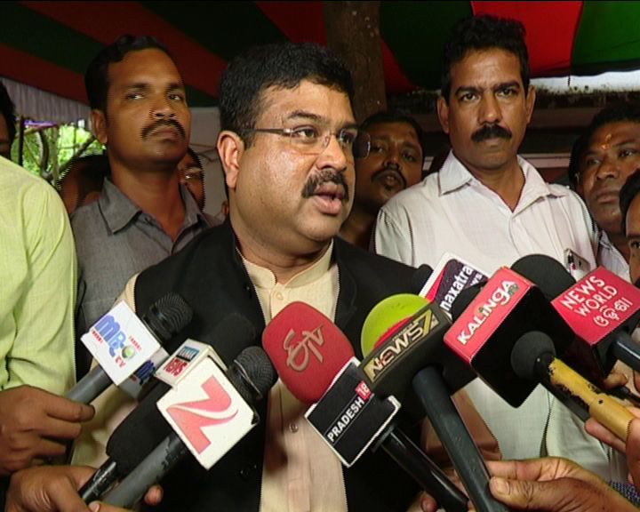 News18Odia's tweet photo. @dpradhanbjp ଦୁଇ ଦୁଇ ଥର ଏଭଳି ଘଟଣା ଘଟିବା ଦୁଃଖ ଦାୟକ, କଳା ତାଲିକାଭୁକ୍ତ ଠିକା ସଂସ୍ଥାକୁ କେମିତି ପୁଣି କାମ ଦିଆଗଲା, ଯୋଗ୍ୟତା ନଥିବା ଠିକାଦାରଙ୍କୁ ନିଯୁକ୍ତି ଦିଆଯାଉଛି, ଦୋଷୀକୁ ଦଣ୍ଡ ଦିଆଯାଉ: ଧର୍ମେନ୍ଦ୍ର @dpradhanbjp
#BomikhalBridgeAgainCollapse #Odisha https://t.co/ug8FZ1F0a0
