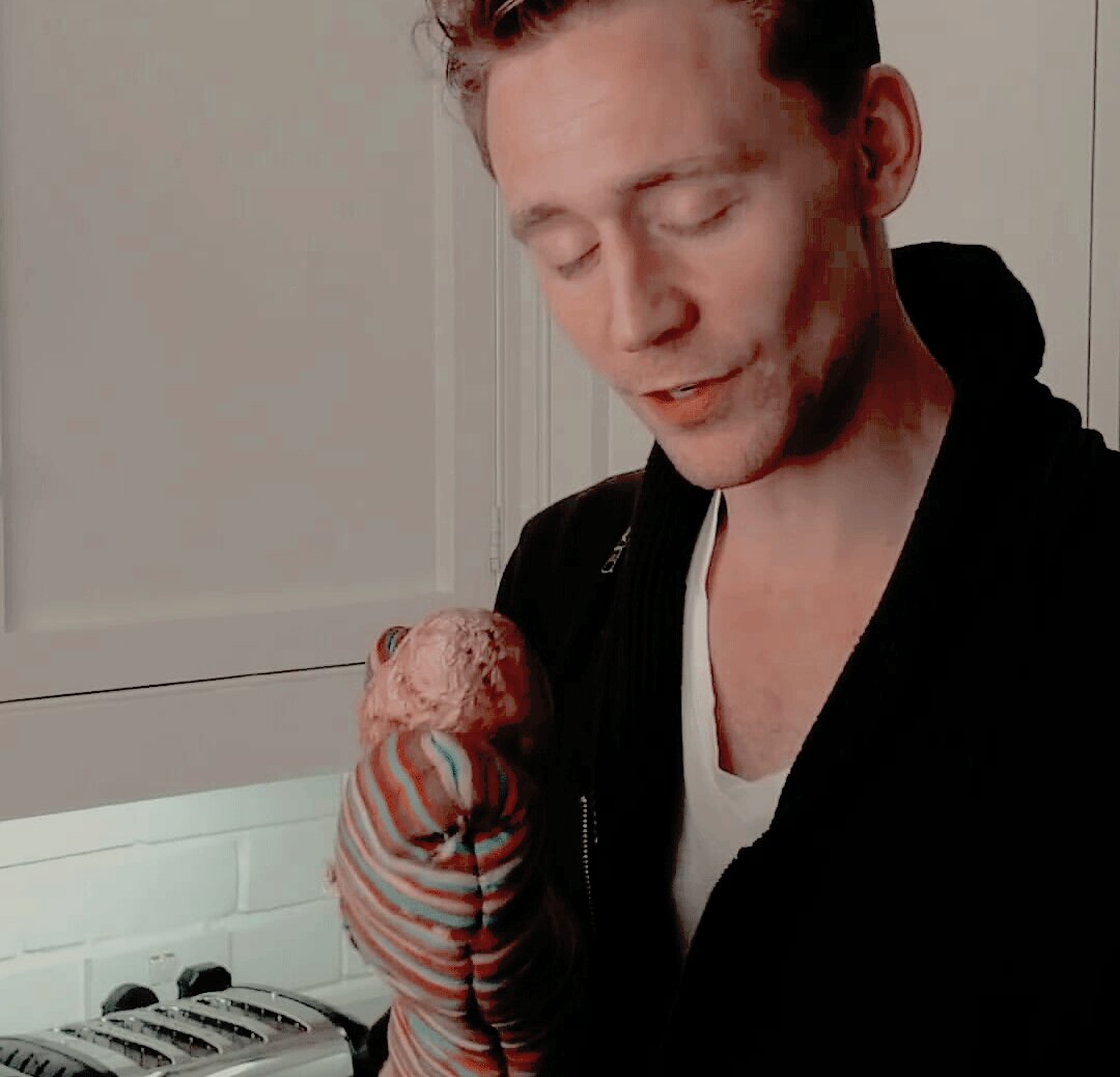 _TheMischief's tweet image. Receita do tio Loki : 

Para fazer batata no forno vocês irão precisar de uma batata e um forno. 

[Acho que és uma batata isso, se não for, és uma mandioca, quase igual.]