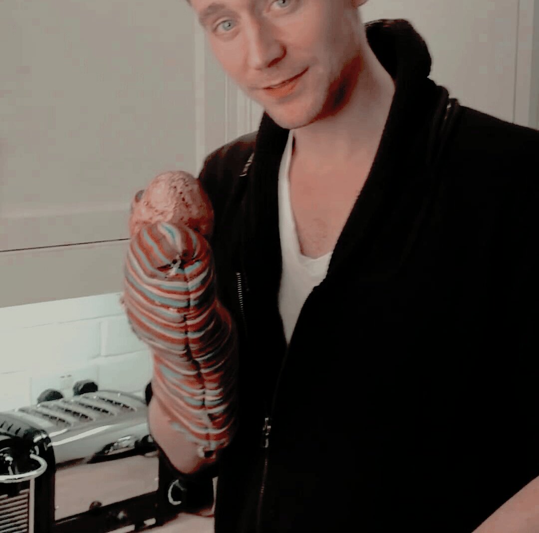 _TheMischief's tweet image. Receita do tio Loki : 

Para fazer batata no forno vocês irão precisar de uma batata e um forno. 

[Acho que és uma batata isso, se não for, és uma mandioca, quase igual.]