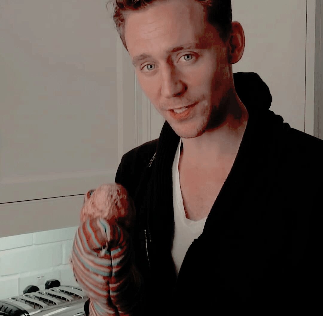 _TheMischief's tweet image. Receita do tio Loki : 

Para fazer batata no forno vocês irão precisar de uma batata e um forno. 

[Acho que és uma batata isso, se não for, és uma mandioca, quase igual.]