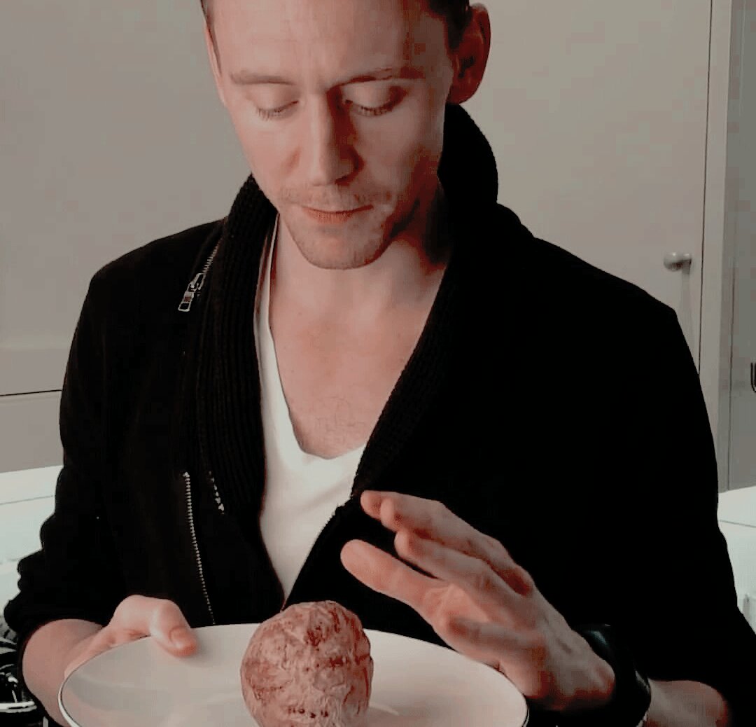 _TheMischief's tweet image. Depois é só jogar no seu forno e estás pronta a batata de forno. Bon apetit — 🍴