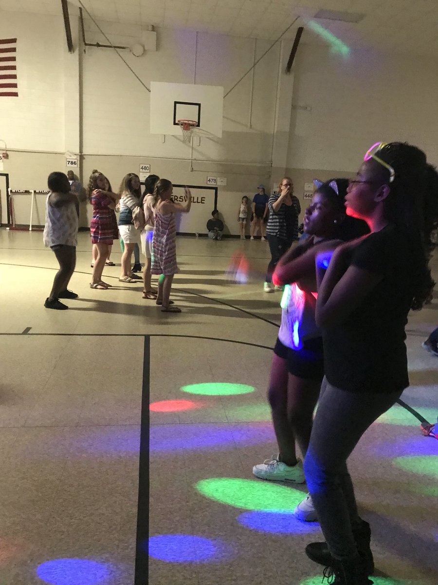 KESElementary's tweet photo. Our Wildcats are having a blast at the Retro Dance tonight. ❤️🐾❤️ https://t.co/7ODCXPPKgL